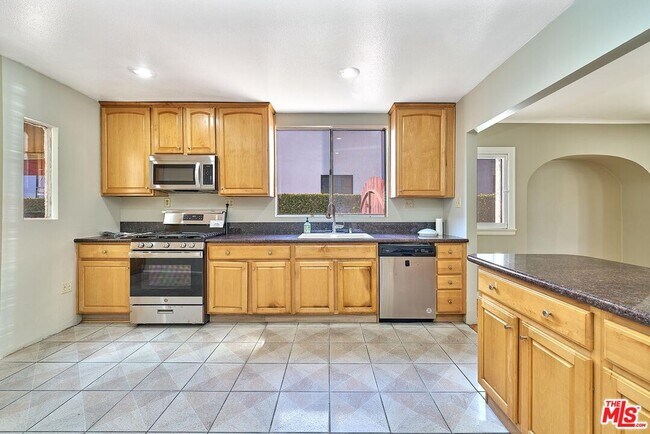 Building Photo - 429 S Orange Dr
