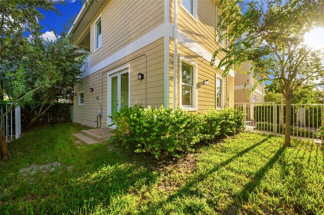 Building Photo - 324 SW 14th Ct