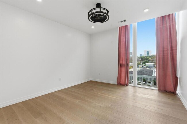 Building Photo - 1010 W 10th St