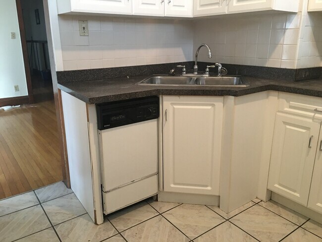 Building Photo - 5933 W Midway Park