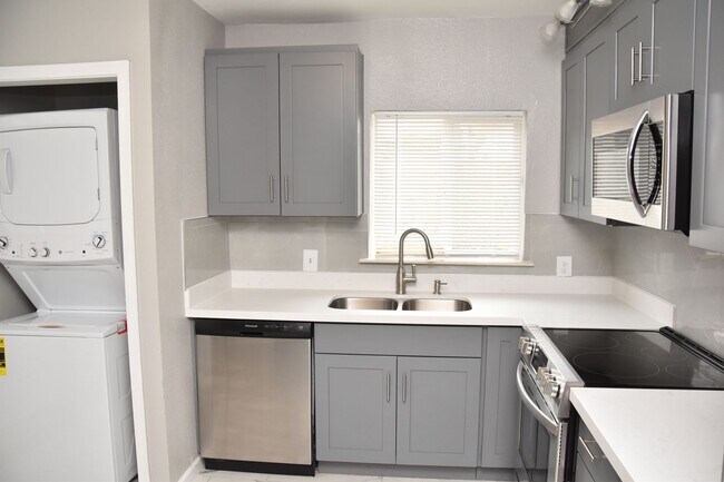 Building Photo - 906 S J St