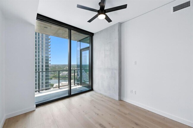 Building Photo - 610 Davis St