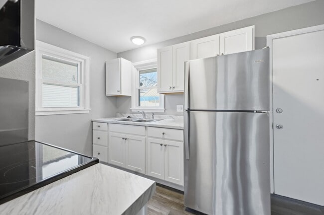 Building Photo - Move-In Ready 2 Bedroom Home with Basement Garage