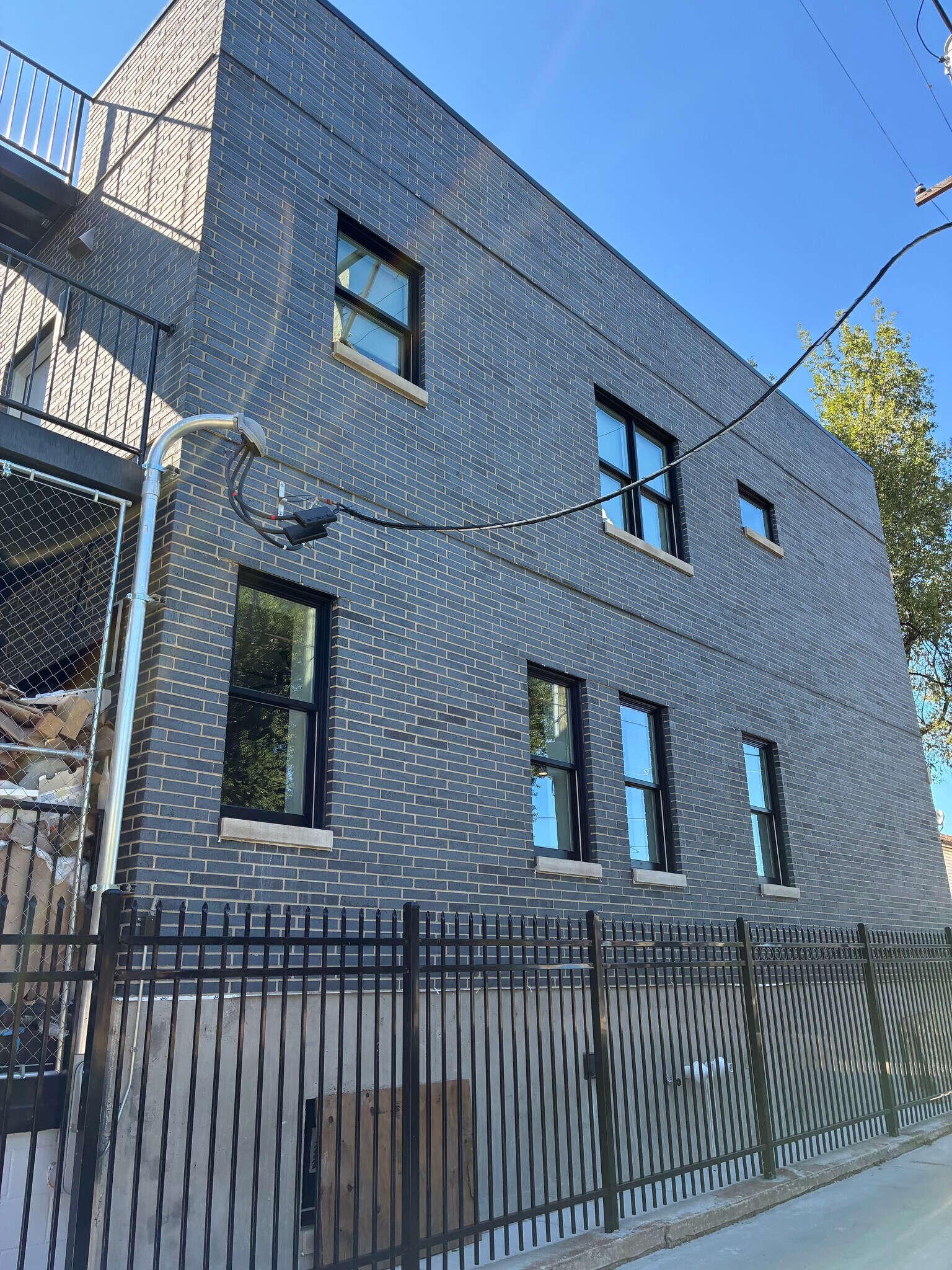 Building Photo - 713 W 19th Pl