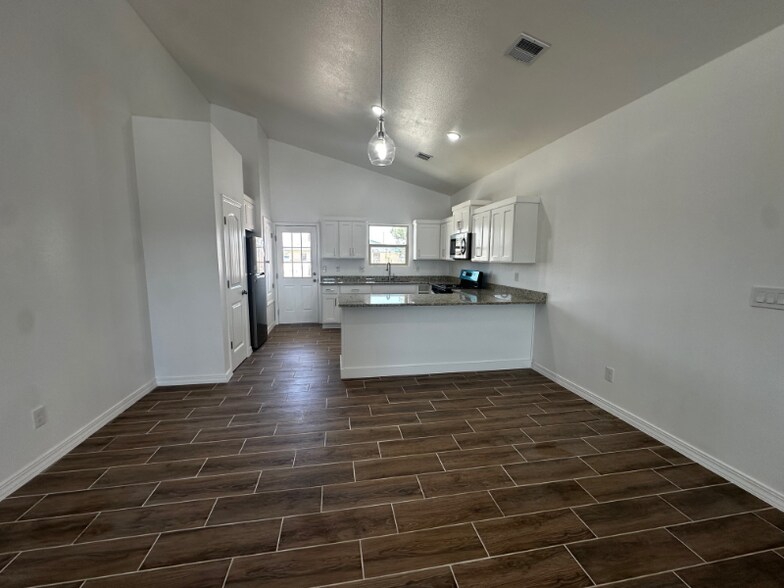 Building Photo - 612 Hesse Dr