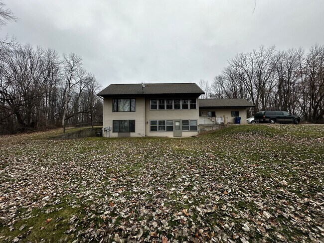 Building Photo - E432 Bay Ln