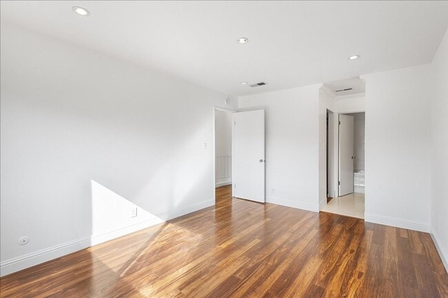 Building Photo - 3031 Flora Vista