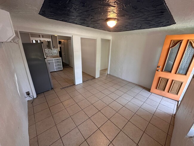 Building Photo - $795 - 3 bedroom/ 1.5 bathroom - Single Fa...