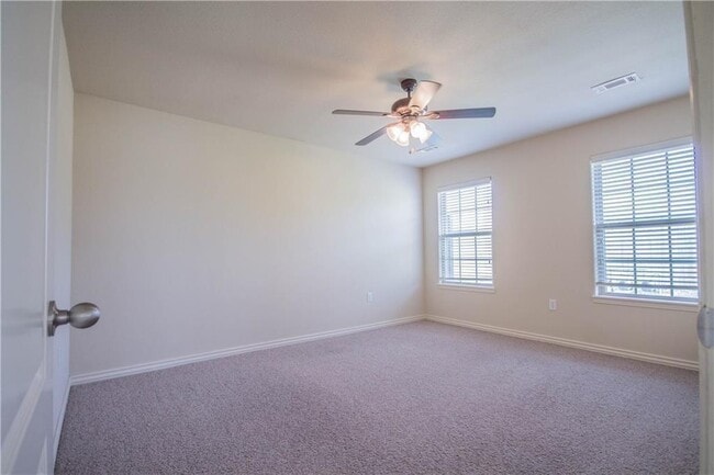 Building Photo - 931 Kensington Dr