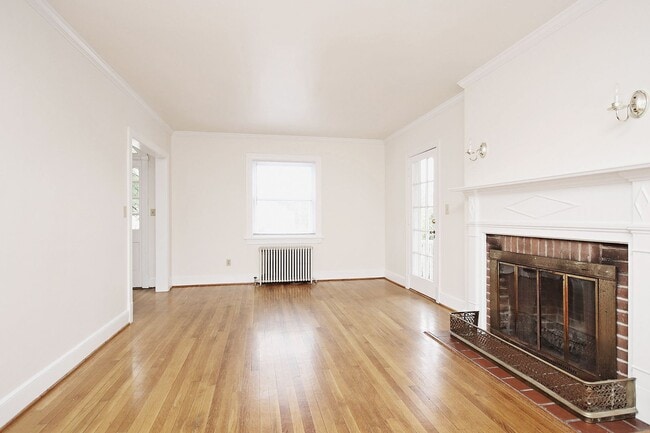 Building Photo - Student-Friendly Home in Desirable Univers...