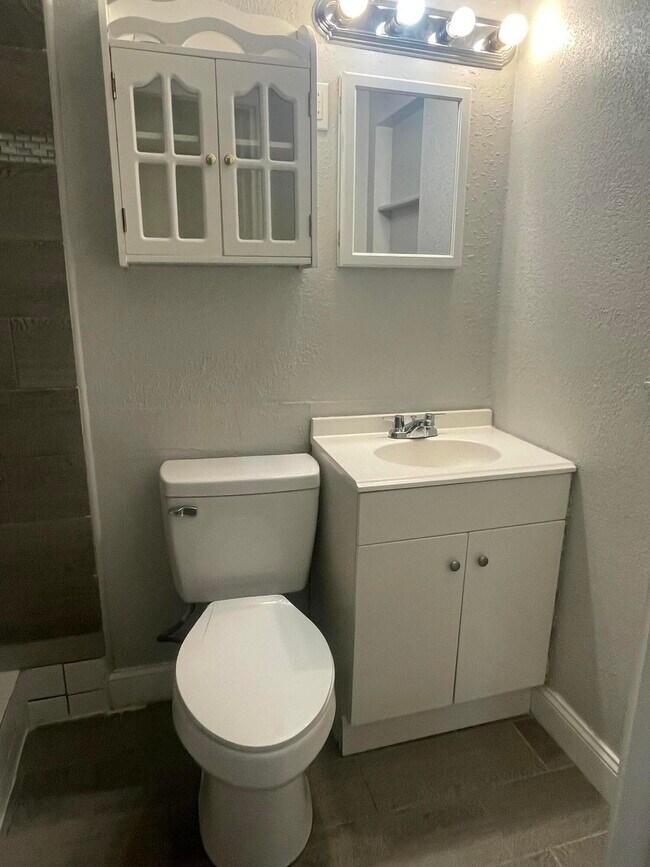 Building Photo - 2806 Tropic Rd