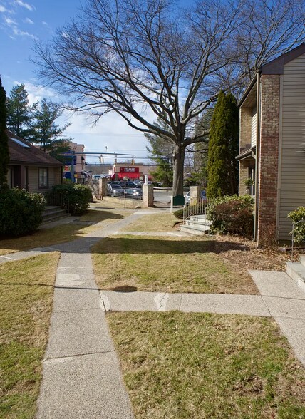 Building Photo - 2289 Bedford St