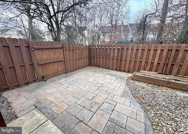 Building Photo - 2108 Commodore Ct