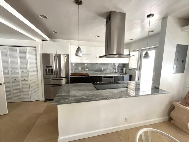 Building Photo - 10190 Collins Ave