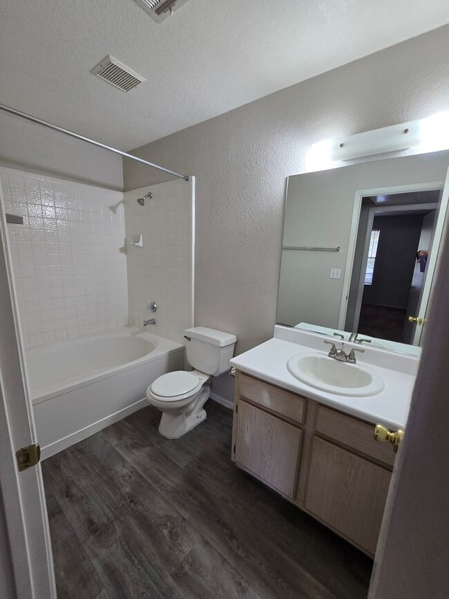 Building Photo - ***GREAT 1 BEDROOM/ 1 BATH CONDO ON SECOND...