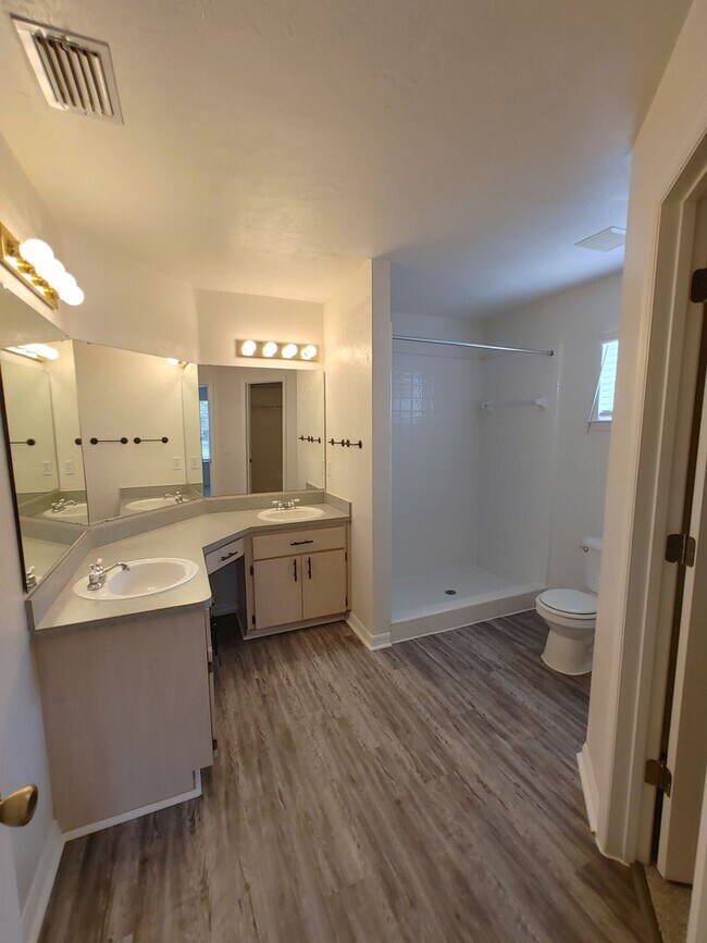 Building Photo - *RENT SPECIAL $100 OFF RENT NEW PRICE $195...