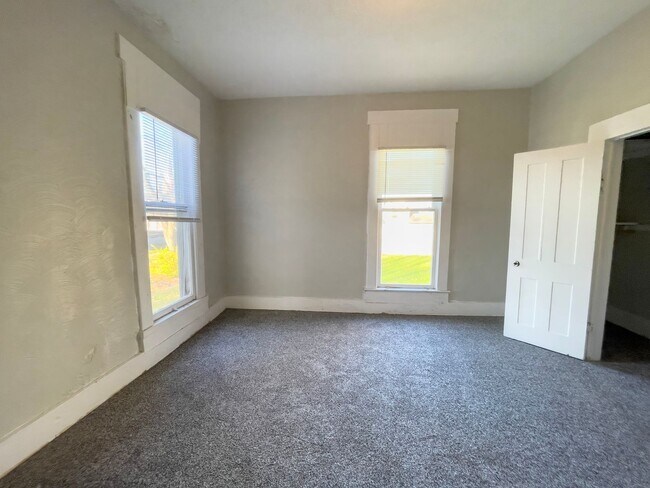 Building Photo - Downtown Home with fence and nice updates and clawfoot tub