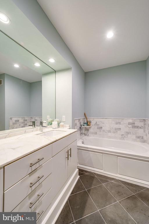 Building Photo - 910 Powhatan St