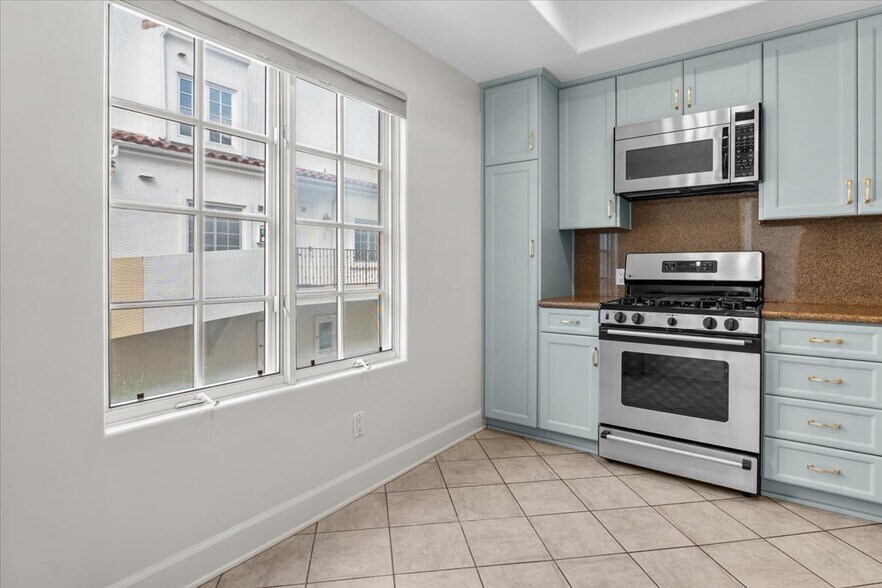 Building Photo - 851 N San Vicente Blvd