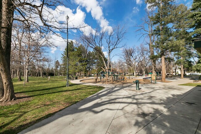 Building Photo - Great Property in the DU area!