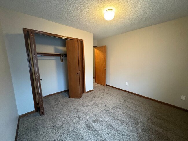 Building Photo - 4 bedroom in Liberty MO!! Brand New Flooring!