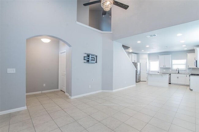 Building Photo - 921 Medina Wy