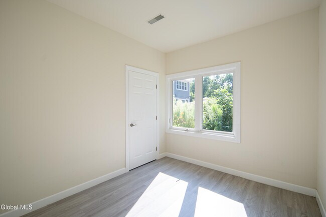 Building Photo - 489 Grooms Rd