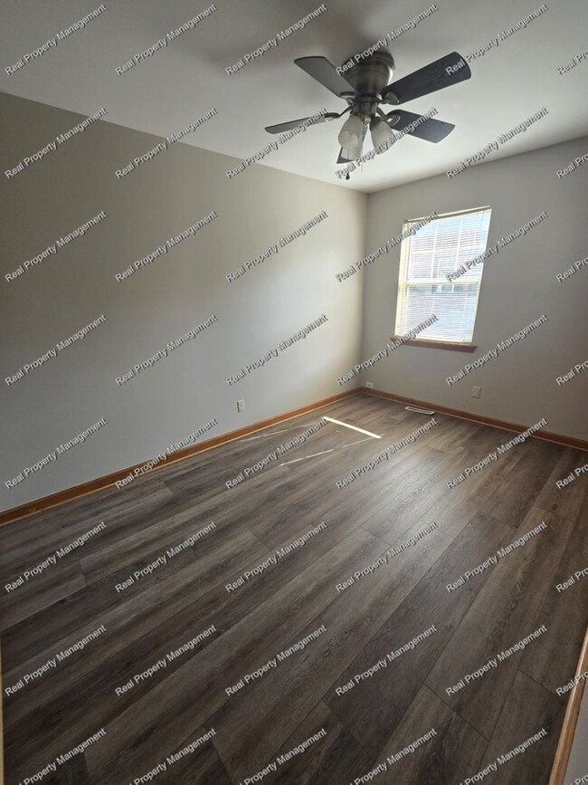 Building Photo - Spacious 2nd Floor 2 Bedroom Apartment