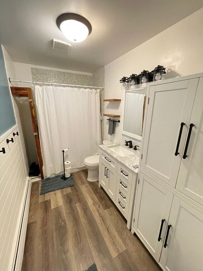 Building Photo - AVAILABLE AUGUST 15th! - 3 bed 2 bath home!