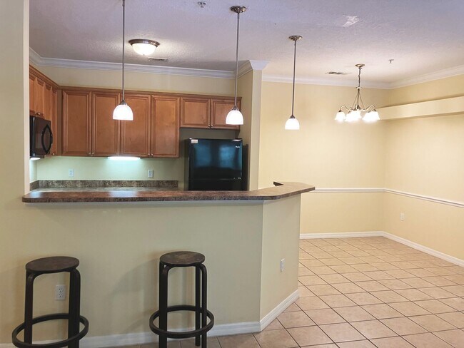 Building Photo - Campus View - Furnished 3 Bedroom, 3 Bathroom Apartment