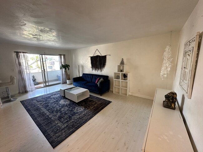 Building Photo - 5625 N Sumner Wy