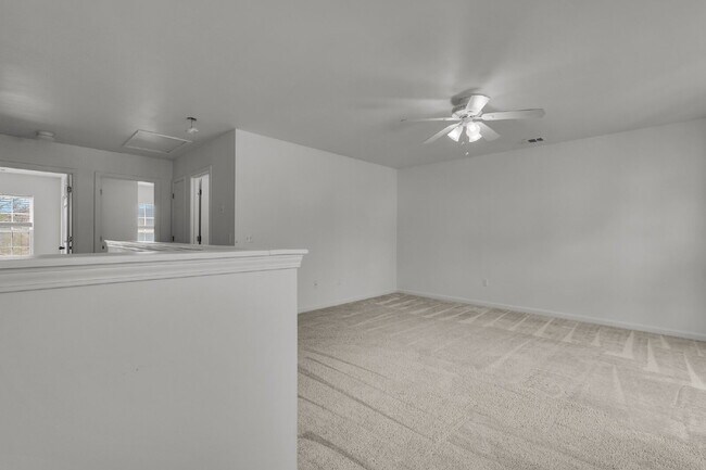 Building Photo - 3 Bedroom 2.5 bath home with 2 car garage located in Shadow Moss