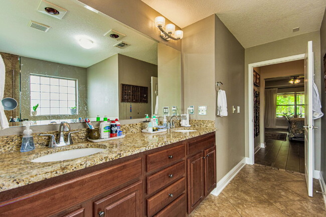 Building Photo - 5 Bed House convenient to Navarre and Hurl...