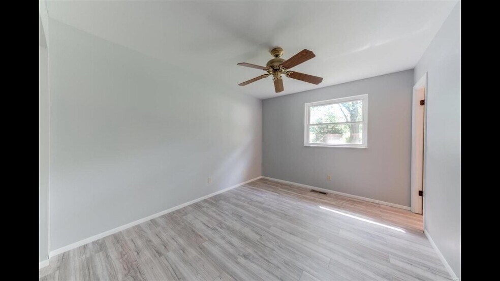 Building Photo - 30 Green Hill Ln