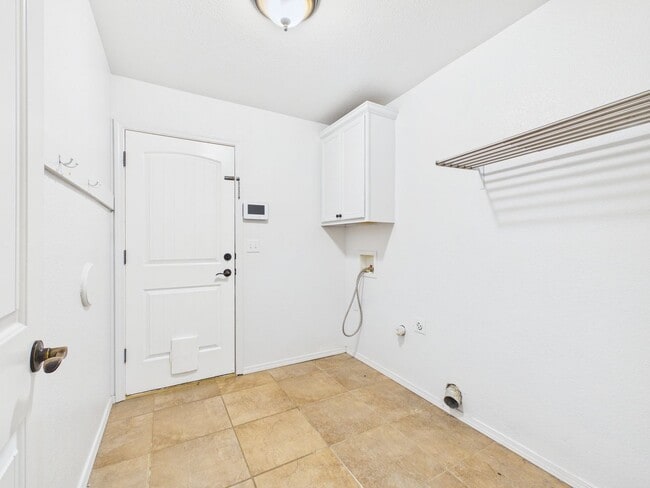 Building Photo - 4/2/2 in City View!