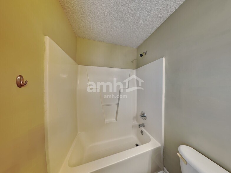 Building Photo - 15464 Stone Hollow Dr