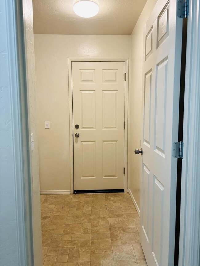 Building Photo - 1407 W Burgundy Ct