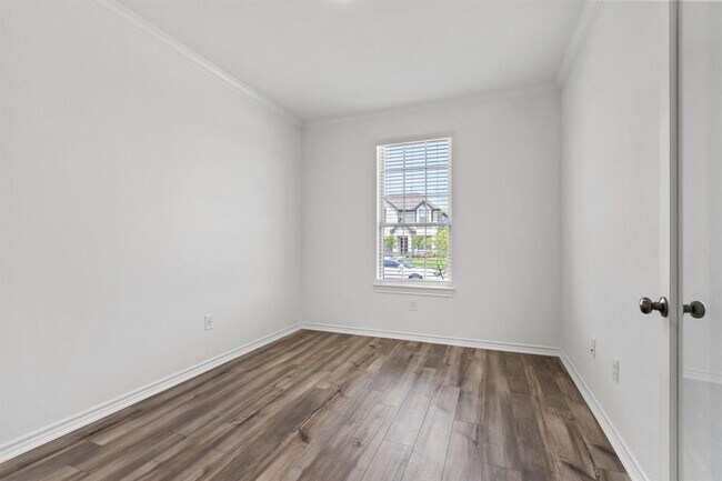 Building Photo - 15818 Dove Holw Dr