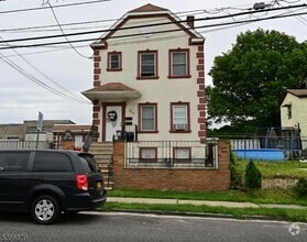 Building Photo - 560 Forest St