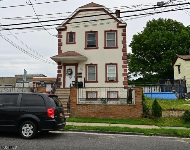 Primary Photo - 560 Forest St