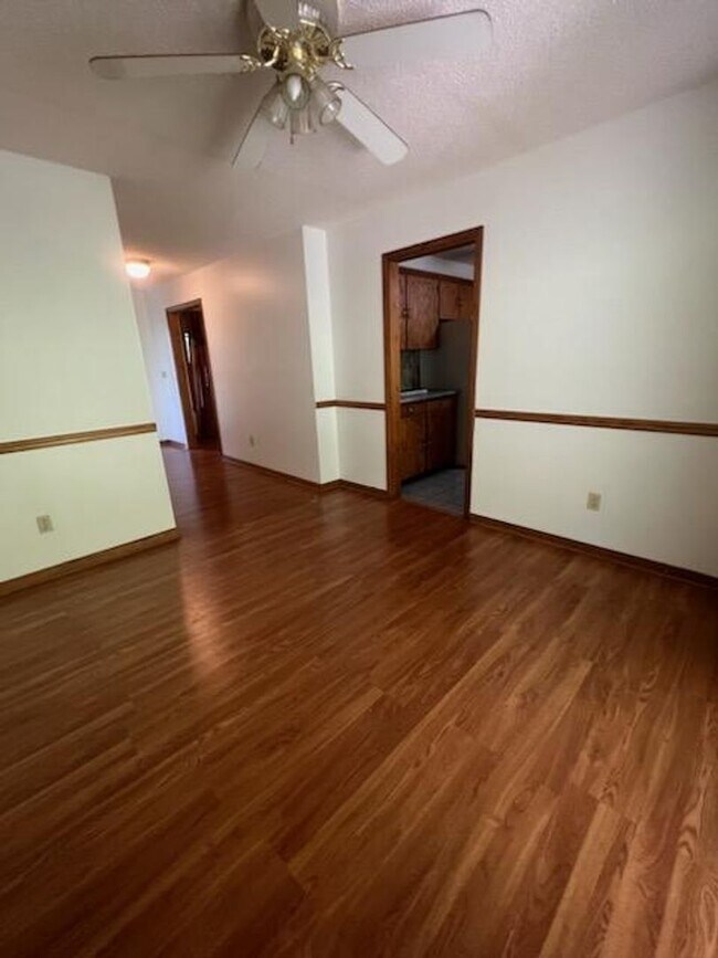 Building Photo - ***6 MONTH LEASE***Spacious Marion Rental!
