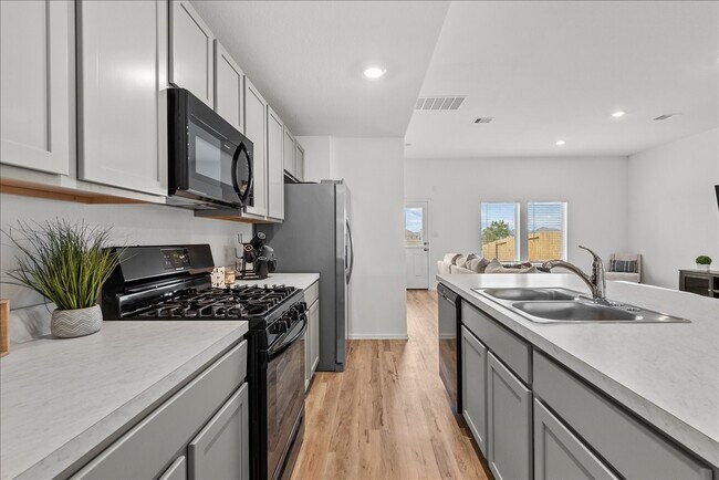 Building Photo - 512 Maple Bnd Ln