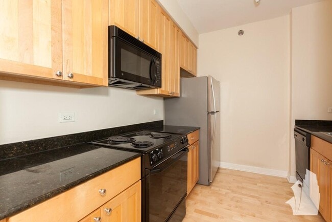 Building Photo - 1 bedroom in Chicago IL 60654