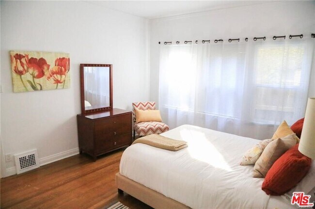 Building Photo - 601 Sweetzer Ave