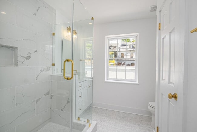 Building Photo - Renovated 2 Bedroom Carriage house off Lafayette Square