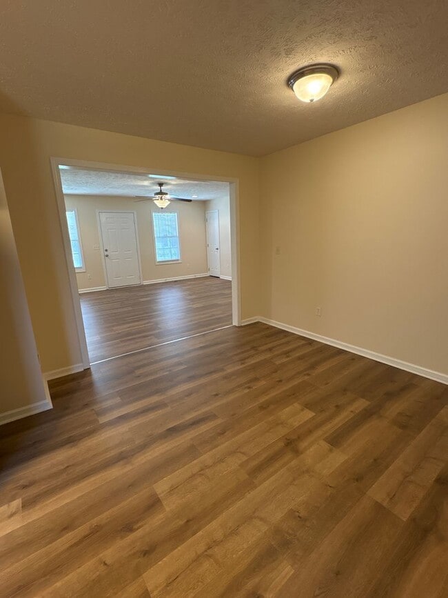 Building Photo - Charming 3 Bedroom Home with Large Yard