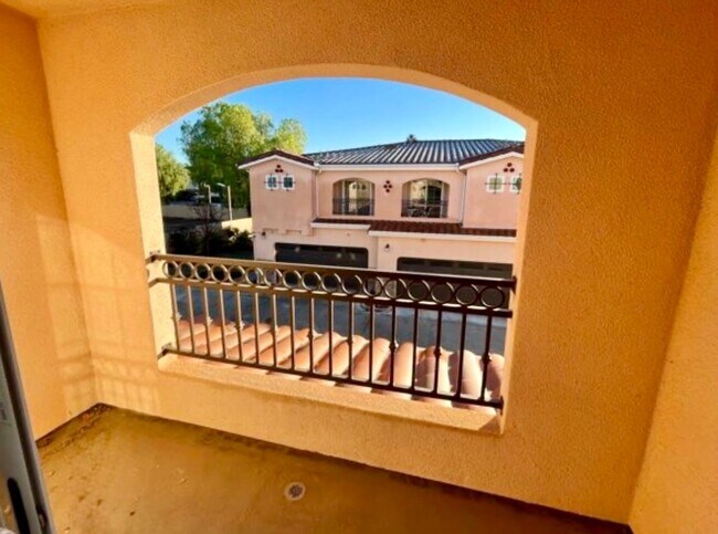 Building Photo - Beautiful remodeled 3 bedroom townhome in ...