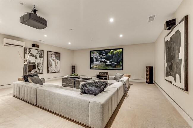 Building Photo - 8070 La Jolla Scenic Dr N