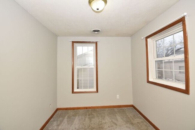 Building Photo - MIshawaka near Universities and shopping