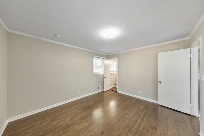 Building Photo - 909 Rosedale Dr